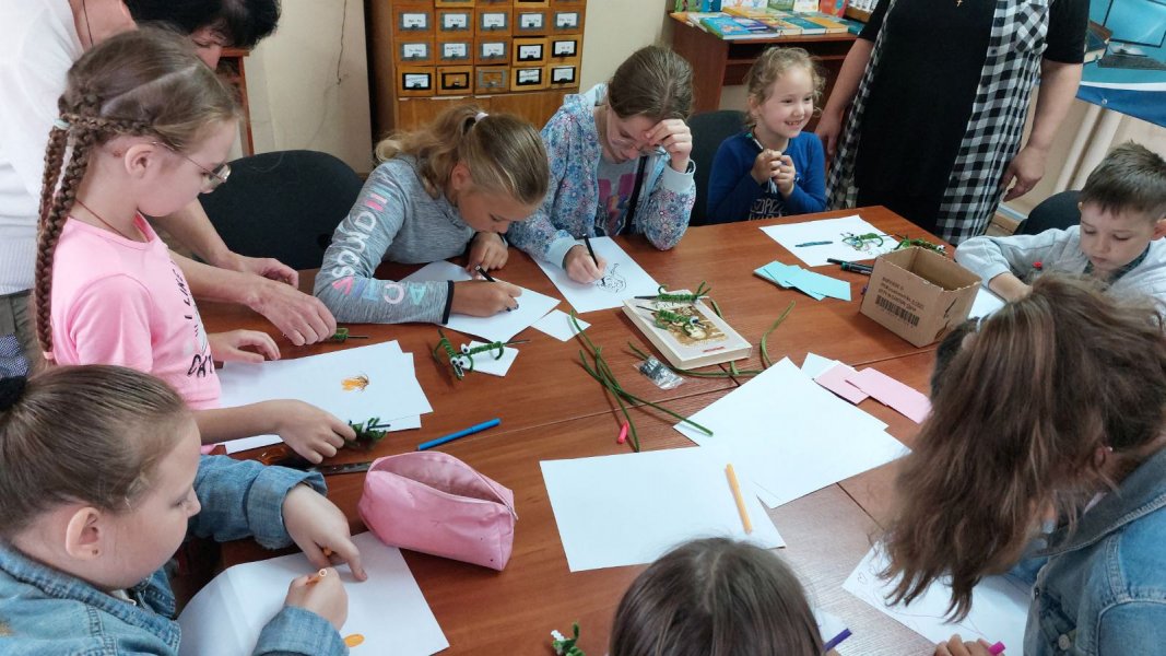 Дружнє асорті «Дерево міцне корінням, а людина – дружбою» («Бібліотека під відкритим небом – 2025» в рамках мистецького проєкту «Рівне. Літо. Музика – 2025»)