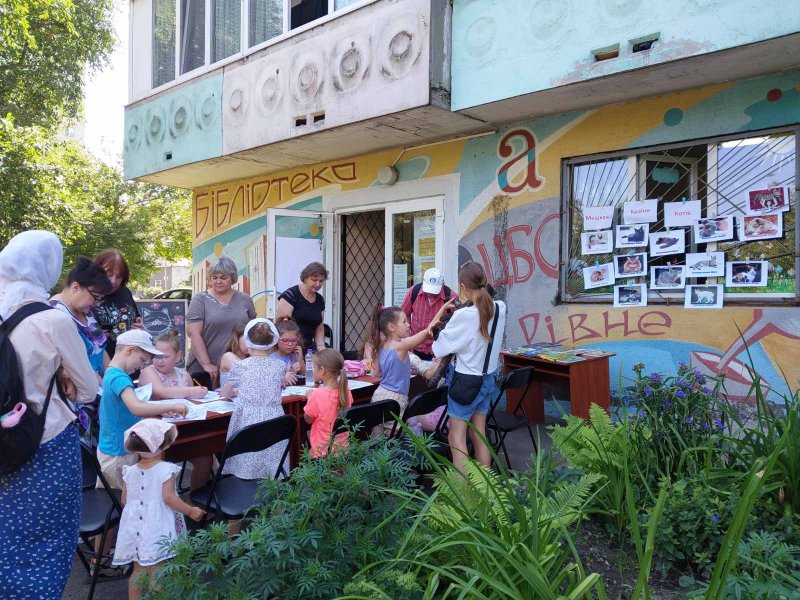 Книжкова котовасія «Моє пухнасте щастя» (до Міжнародного дня кота) («Бібліотека під відкритим небом – 2025» в рамках мистецького проєкту «Рівне. Літо. Музика – 2025»)