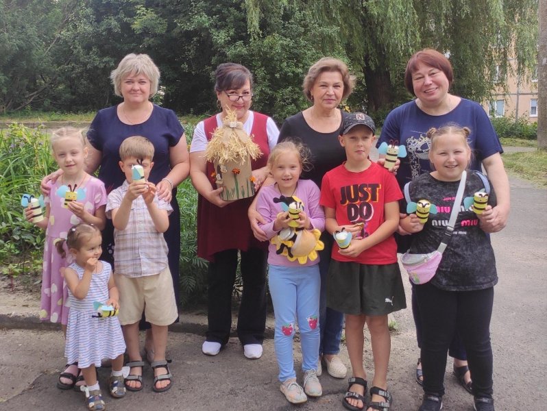 Читацький вулик «Гостини у тітоньки Бджоли» («Бібліотека під відкритим небом – 2025» в рамках мистецького проєкту «Рівне. Літо. Музика – 2025»)