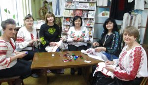 Вишивана світлиця «Ой учила мене мати, як сорочку вишивати…»