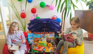 Книжковий диліжанс «Тут хтось читає казку і вірить  в чудеса»