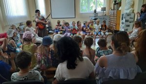 «Посольство Книжкового Арсеналу у твоїй бібліотеці» (в рамках ювілейного Х Міжнародного фестивалю «Книжковий Арсенал») Зустріч з дитячою письменницею Лідією Гольонко «Сім веселих нот»