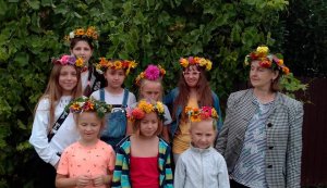 Народознавча розвага «Я  буду вас вчити віночок  сплітати» «Бібліотека під відкритим небом»