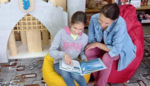 Затишний куточок для читання у книгозбірні