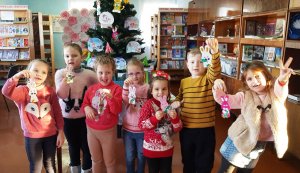 Виставка-інсталяція ”Новорічні історії в бібліотеці”.