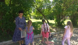 Малюнок на асфальті ”Миру в світі всюди бути”