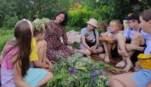 Бібліо-фольклорна мандрівка ”На Івана Купала дівчина у вінок квіти вплітала”
