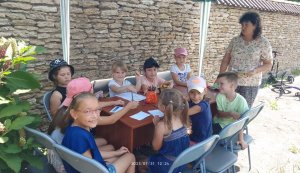 Пізнавальна  гра ”Читаємо - відповідаємо” Бібліотека під відкритим небом