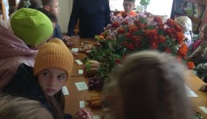 Свято осені ”Золотиться природа осіннім листям”