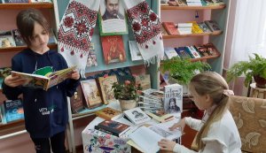 Книжкова виставка-портрет «Єднаймо душі словом Кобзаря!»