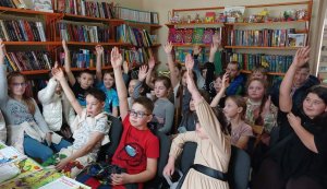 Екологічний десант ”Де пташки там гинуть комашки”