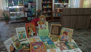 Книжкова виставка «Мати – її величність, у неї в обіймах вічність»  (День Матері) 