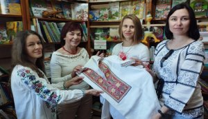 Дефіле вишиванок «Увесь світ у себе закохала українська вишиванка» 