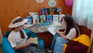 Книжкова виставка рекомендація ”Канікули з цікавою книгою”