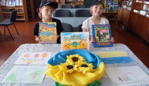 Виставка-інсталяція «Свята земля серпанку і калини» (До Дня Державного Прапора України)