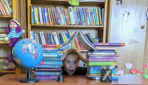 Тематична поличка ”В країну знань сріблястий дзвоник кличе”