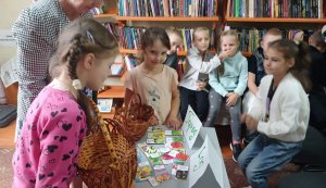 Осіння композиція «Кругом листя все паде, осінь, осінь до нас йде» 