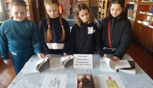 Книжкова розкладка «Не згасне пам’яті свіча…» (до Міжнародного дня пам’яті жертв Голокосту) 