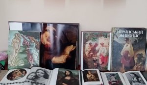 Мистецька інсталяція «Жіночий образ на полотнах художників» (До Міжнародного жіночого дня)