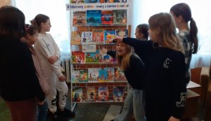 Виставка-порада «В бібліотеку завітай – книгу зі святом привітай!» 