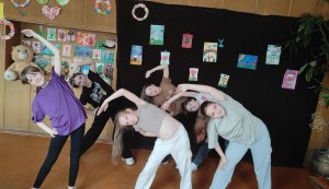 Весела руханка «Стало сонце танцювати, нас у коло закликати!» («Бібліотека під відкритим небом – 2025» в рамках мистецького проєкту «Рівне. Літо. Музика – 2025»)