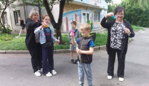 Свято мильних бульбашок «Весела райдуга» («Бібліотека під відкритим небом – 2025» в рамках мистецького проєкту «Рівне. Літо. Музика – 2025»)
