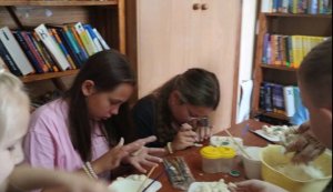 Майстер-клас ”Виготовлення сувеніра-підсвічника ”Спогади про літо” («Бібліотека під відкритим небом – 2025» в рамках мистецького проєкту «Рівне. Літо. Музика – 2025»)