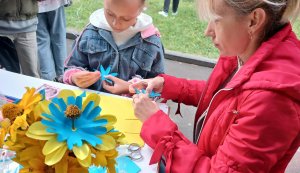 Майстер-клас «Дивовижна квітка Україна» (До Дня Незалежності України Парк Молоді (Лебединка)) 
