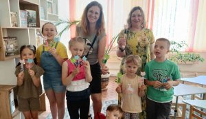 Бібліотуса «Щаслививй світ дитинства» («Бібліотека під відкритим небом – 2025» в рамках мистецького проєкту «Рівне. Літо. Музика – 2025»)