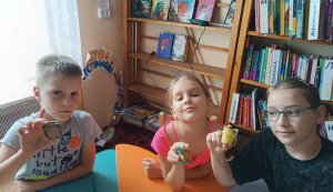 Майстер-клас «Зроби подарунок для друга своїми руками» («Бібліотека під відкритим небом – 2025» в рамках мистецького проєкту «Рівне. Літо. Музика – 2025»)