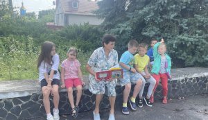 Голосні читання творів Ганса Крістіана Андерсена «Оповідання перше: Дзеркало та скалки» («Бібліотека під відкритим небом – 2025» в рамках мистецького проєкту «Рівне. Літо. Музика – 2025»)