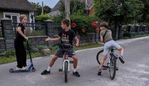 Спорт-майданчик «Як потрібно відпочивати» («Бібліотека під відкритим небом – 2025» в рамках мистецького проєкту «Рівне. Літо. Музика – 2025»)