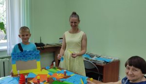 Колективна робота «Прикраса для бібліотеки» («Бібліотека під відкритим небом – 2025» в рамках мистецького проєкту «Рівне. Літо. Музика – 2025»)