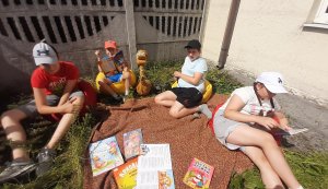 Релакс-читання «Весело відпочиваємо – книги читаємо» («Бібліотека під відкритим небом – 2025» в рамках мистецького проєкту «Рівне. Літо. Музика – 2025»)