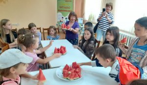 Делікатес шоу «Десерт найкращий влітку – кавуни» («Бібліотека під відкритим небом – 2025» в рамках мистецького проєкту «Рівне. Літо. Музика – 2025»)
