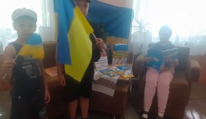 Книжкова розкладка «Прапор миру, незламності і волі»   (До Дня Державного Прапора України та До Дня Незалежності України)