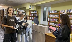 Книжкова розкладка «Перша і головна заповідь письменника: не збреши»  