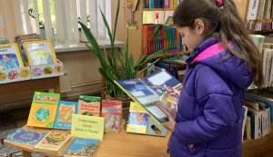 Казкова вітрина «Сторінками казок Джанні Родарі» (До 105 років від дня народження Джанні Родарі, італійського письменника)