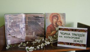 Книжкові розкладки в книгозбірнях міста до Дня Чорнобильської трагедії