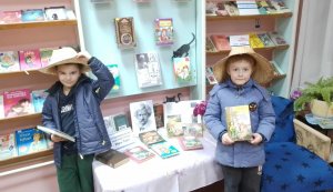 Книжковий вернісаж «Неперевершений майстер сміху»  (До 190-річчя від дня народження Марка Твена, американського письменника)