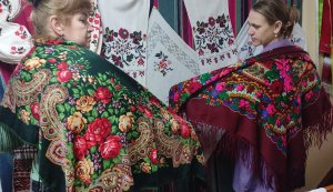 Колаж ”Хустка — символ єднання” (Всесвітній день української хустки)