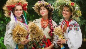 Народознавча веселка «Народжені у сорочках і символ родової пам’яті – українська сорочка»