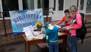 Книжковий дайвінг «Я з книгою відкриваю Всесвіт» у «Бібліотеці під відкритим небом»