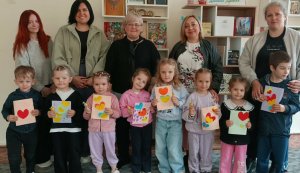 Майстер-клас з виготовлення святкової листівки до Дня матері