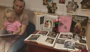  Виставка-вернісаж «Зазирни у материні очі»