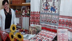 Ілюстрована книжкова виставка «Українські полотняні письмена» (Всесвітній День вишиванки)