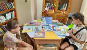 Мурчик радить прочитати «Муркотливий всесвіт: книжки про котів» (до Міжнародного дня кота)