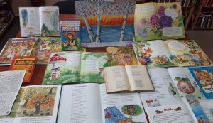 Книжково-ілюстративна виставка ”Глянь, у барвах цвіте осінь”