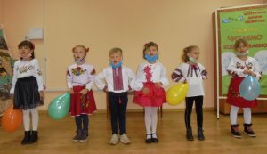 Народознавча світлина «Хлопці й дівчата – малі козачата»