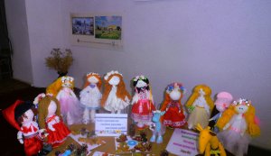 Виставка робіт гуртківців підліткового клубу «Гроно» в бібліотеці-філії № 3